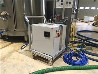 Générateur d'eau ozonée mobile pour la désinfection de chais et barriques